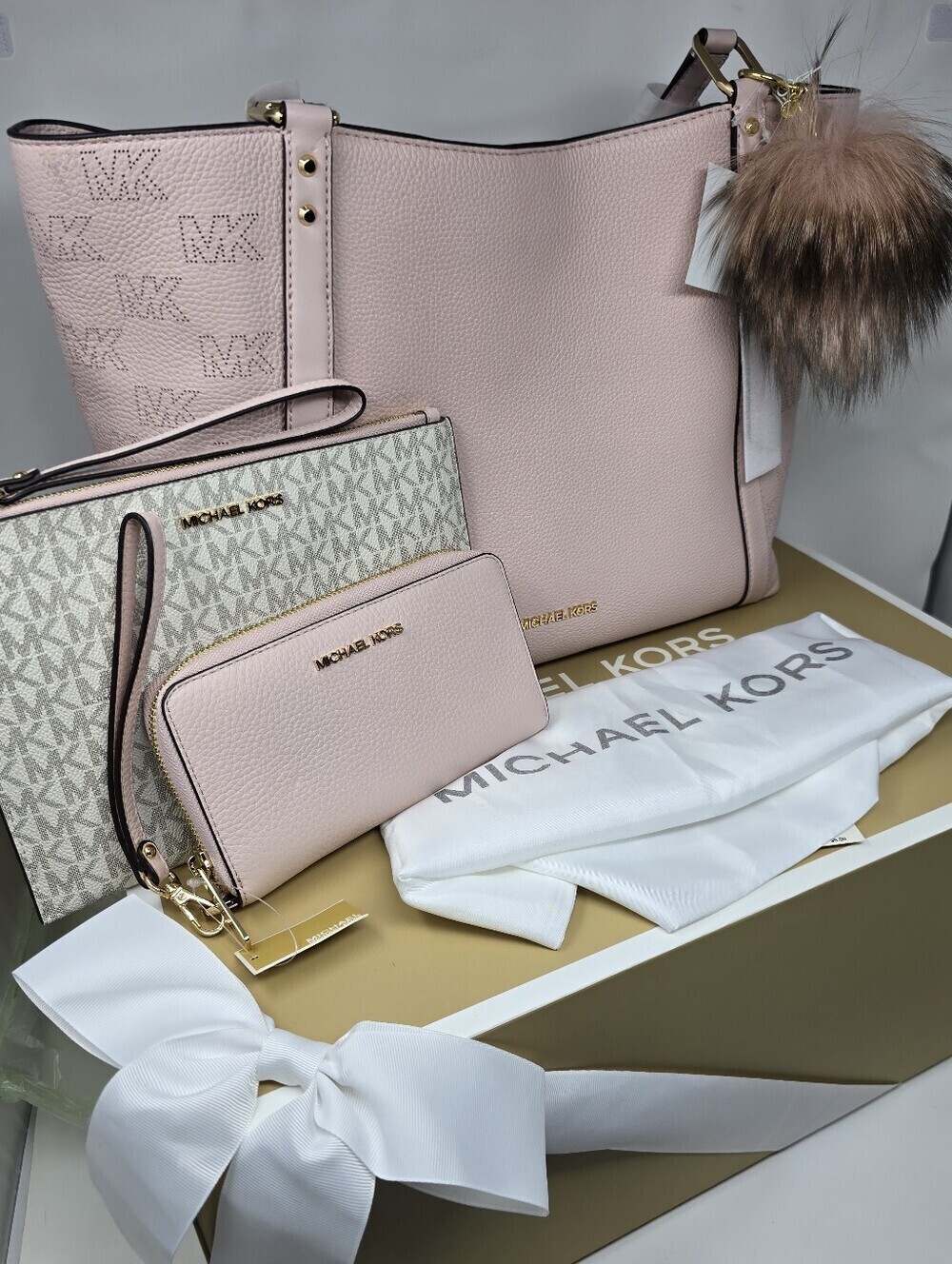 Michael Kors 4pcs SET SHPULDER TOTE BAG WALLET WRISTLET AND COLLECTABLE POMPOM